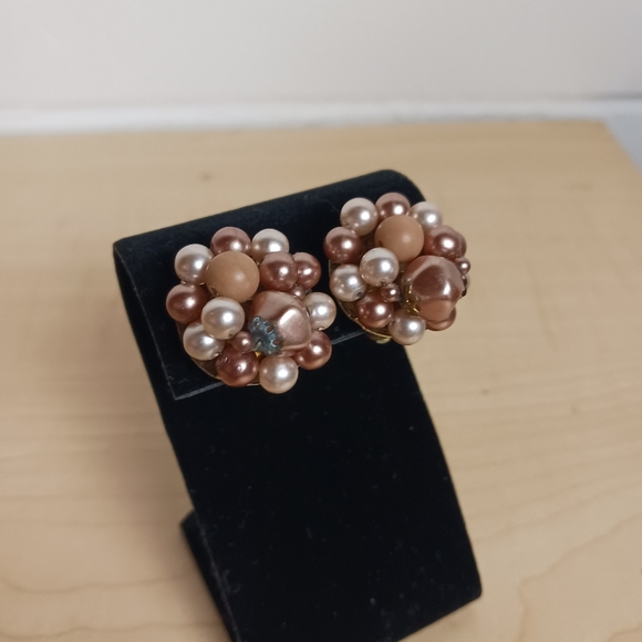 Vintage Faux Pearl Cluster Clip‎ On Earrings Pink Classic 1950s Round Statement - Picture 2 of 4